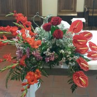 Composizione floreale all'altare in chiesa 